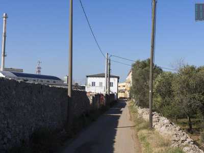 Siamo proprio al confine tra la parte industriale della zona (rappresentata da alte ciminiere in disuso) e quella rurale, marcata con l�inizio di un lungo e continuo muretto a secco
